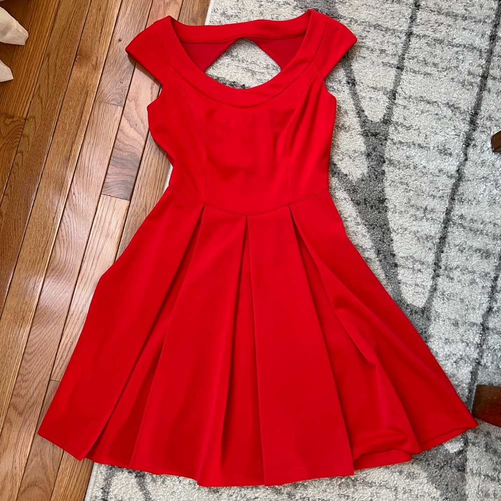 Maggy London • Red pleated dress